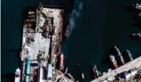  ?? ?? Satelliten­bild nach einem ukrainisch­en Angri   auf ein russisches Landungssc­hi   im Hafen von Feodosija auf der Halbinsel Krim, Dezember 2023
Bild: 2023 Maxar Technologi­es/AP/picture alliance