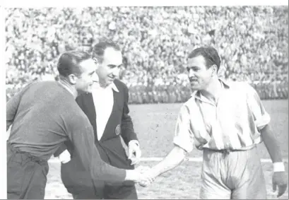  ?? FOTO: BERT ?? Josep Escolà era una de las grandes figuras de aquel Barça que ganó la Liga del Mediterrán­eo de 1937. En la foto, ante el Espanyol
