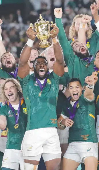  ?? Picture: AP PHOTO ?? South African captain Siya Kolisi holds aloft the Webb Ellis Cup