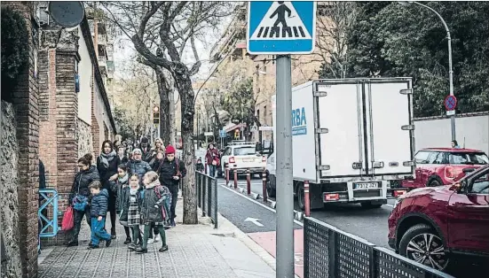  ?? LLIBERT TEIXIDÓ ?? Voreres escasses El costerut carril bici de Ganduxer s’utilitza poc, però l’espai per a vianants està atapeït d’escolars