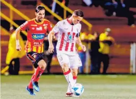  ?? JOSÉ CORDERO. ?? Wílmer Azofeifa, exvolante del Santos, domina el balón ante la marca del herediano Yendrick Ruiz en el Rosabal Cordero.