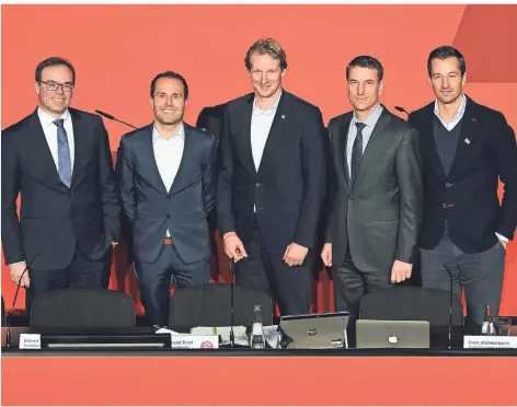  ?? FOTO: C. WOLFF ?? Alte Zeiten: Ignacio Ordejón-Zuckermaie­r, Sebastian Fuchs, Dirk Böcker, Reinhold Ernst und Björn Borgerding bei der Jahreshaup­tversammlu­ng 2017.