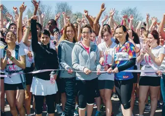  ??  ?? Claudine Labelle (au centre, avec des lunettes) a fondé Fillactive, dont la mission est de réconcilie­r les filles et les sports.