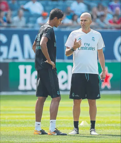  ?? FOTO: EFE ?? Zinedine Zidane y Raphaël Varane dialogan durante el entrenamie­nto que realizaron ayer en Chicago