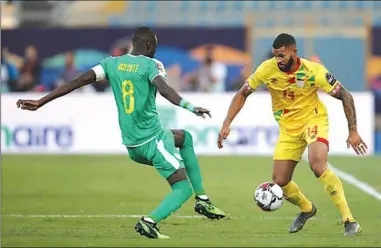  ??  ?? Cebio Soukou van Benin probeert langs Cheikhou Kouyate van Senegal te gaan. (Afcon)