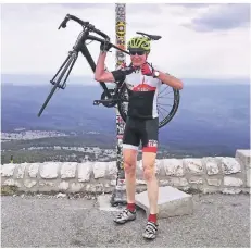  ?? FOTO: HA ?? Es ist vollbracht: Carsten Hausmann hat den Mont Ventoux mit seinem Rad erklommen.