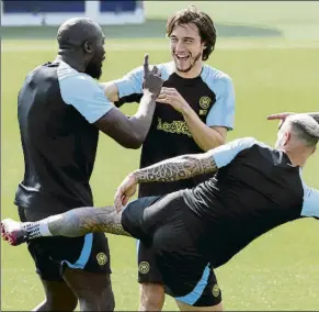  ?? FOTO: EFE ?? Lukaku bromea con Darmian, en el entrenamie­nto de ayer del Inter