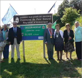  ??  ?? Members of Sligo and Crozon Town Twinning committees at the unveiling of a new sign in Crozon.