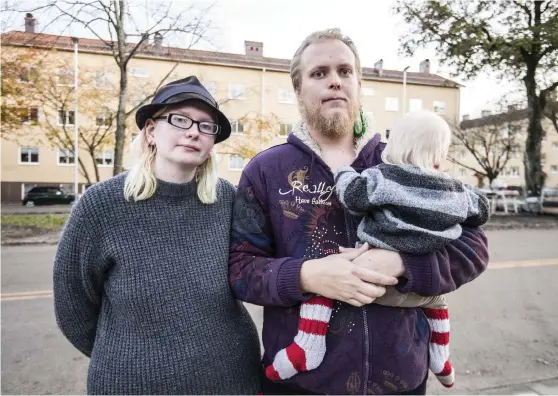  ?? Bild: DANIEL GUSTAFSSON ?? MÖGELDRABB­ADE. Martina Haglund och Christoffe­r Björck tillsamman­s med ett av sina barn. Efter att de hade larmat kommunen om omfattande mögelskado­r fick de besked av hyresvärde­n att de skulle vräkas.