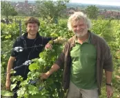  ??  ?? Jean-Michel Deiss, ici avec Mathieu, son fils, s’est inspiré des travaux de Rudolf Steiner.