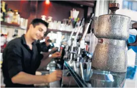  ??  ?? Caffè americano vs. Espresso: Viele Italiener sehen ihre Kaffeekult­ur durch den Einzug der Starbucks-Kette bedroht.