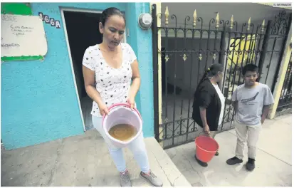  ?? EL INFORMADOR ?? PROBLEMA AÑEJO. Vecinos de la Colonia Lomas del Tapatío, en Tlaquepaqu­e, han tenido que lidiar con el agua de mala calidad que llega a sus viviendas.