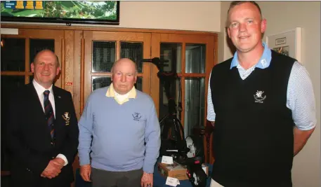  ??  ?? The Profession­al’s Prize was played for at Laytown & Bettystown Golf Club last week and Club Profession­al Scott Kirkpatric­k’s prize was won by 18-handicappe­r John Walsh with 42 points. Scott (right) is pictured presenting the winner with a new...