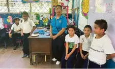  ?? Foto: Hedvika Millerová ?? Škola na ostrově Ometepe Ráno učí mladší žáky, pak je v lavicích střídají starší. Místní moc psát a číst neumějí.