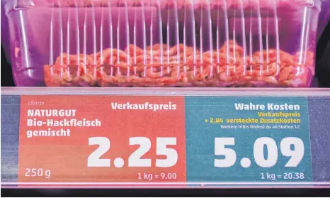  ?? FOTO: ROLF VENNENBERN­D/DPA ?? Ein Preisschil­d weist neben dem Verkaufspr­eis auch den „wahren Preis“in einem Penny Supermarkt aus: Die Bundesregi­erung kritisiert Ramschprei­se und die Bauern wollen mehr Geld. Es gibt Vorbilder.