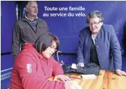  ??  ?? Toute une famille au service du vélo.