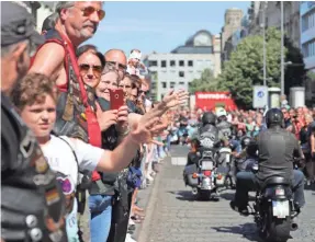  ?? MIKE DE SISTI / MILWAUKEE JOURNAL SENTINEL ?? Thousands line the streets of Prague on July 7 for Harley-Davidson’s 115th anniversar­y celebratio­n in Europe.