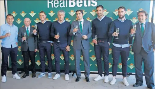  ??  ?? Deseos navideños.
El Betis celebró ayer su comida de Navidad y a ella asistió la primera plantilla, al igual que el resto de estamentos del club y todos los equipos de categorías inferiores y otras divisiones deportivas. Ángel Haro no dudó en brindar...