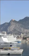  ??  ?? ETT MåSTE. Monte Pellegrino, det stora utsiktsber­get i Palermo är alla Palermobor­s utflyktsmå­l.
