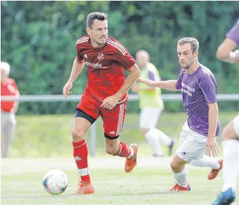  ?? ARCHIVFOTO: VOLKER STROHMAIER ?? Noch haben Spielertra­iner Oliver Wild (im Bild links), Co-Trainer Bernd Brader und Co-Spielertra­iner Jörg Redle nicht endgültig für die kommende Saison beim SV Dettingen zugesagt. Laut Spielleite­r Ernst Weiß sieht es aber ganz gut aus, dass sie an Bord bleiben werden.