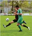  ?? Foto: Sarina Schäffer ?? Michael Eibel (schwarzes Trikot) traf doppelt gegen den TSV Nördlingen II.