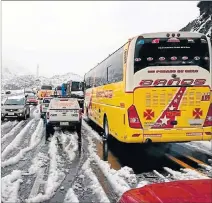  ?? CORTESÍA ?? Problema. Carros y personas quedaron atrapados por la nevada en la vía.