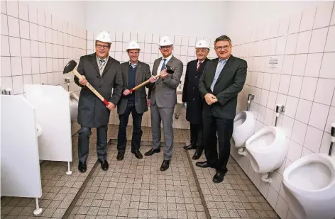  ??  ?? Schuldezer­nent Thomas Krützberg (2. v. l.) und OB Sören Link (Mitte) gaben sich motiviert. Das Bild zeigt die Projektver­antwortlic­hen beim Startschus­s zu „Gute Schule 2020“. Damals war noch nicht abzusehen, dass es durch Personalpr­obleme zu...