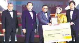  ?? BERNAMAPIC ?? Amirudin (third from left) presenting an award of excellence to DNA Herbal Pride Industries Sdn Bhd founder
Nor Ainhidayah Abdullah during PKNS Entreprene­urs Awards Night. –