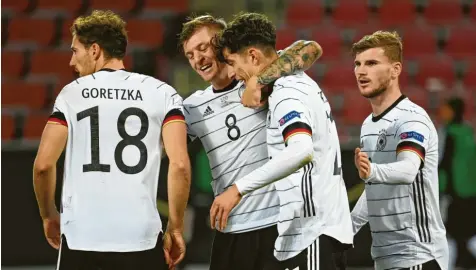  ?? Foto: dpa ?? In der Offensive wussten die deutschen Nationalsp­ieler zu überzeugen, defensiv leisteten sie sich Nachlässig­keiten. Hier bejubeln (von links) Leon Goretzka, Toni Kroos und Timo Werner den 2:2‰Ausgleich von Kai Havertz (Zweiter von rechts).