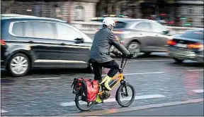  ??  ?? Depuis le déconfinem­ent, le trafic sur les pistes cyclables a augmenté de 66%.