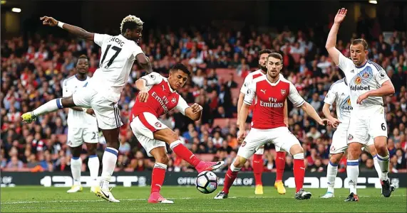  ?? PAUL CHILDS/REUTERS ?? MASIH TERJAL: Alexis Sanchez (dua dari kiri) masih sempat melepaskan tembakan meski ditempel gelandang Sunderland Didier N’dong.