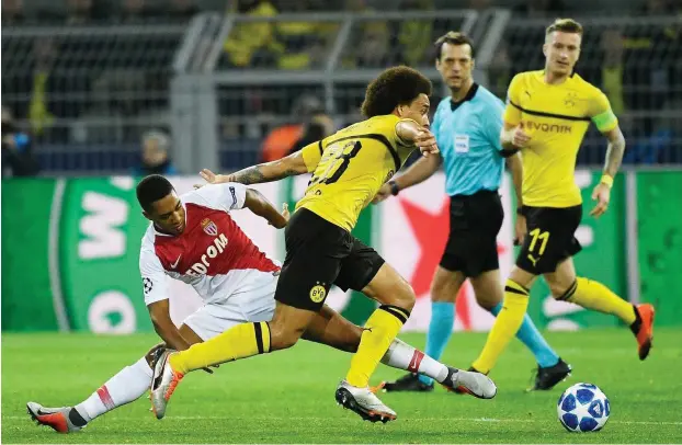  ?? Foto: AFP/Ina Fassbender ?? Dortmunds Axel Witsel (2.v.l.) zieht an seinem belgischen Landsmann Youri Tielemans (l.) vorbei, der mit Ajax Amsterdam beim BVB chancenlos blieb.