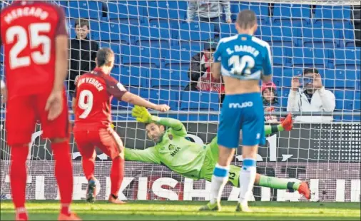  ??  ?? UN GOL QUE DA TRES PUNTOS. Ben Yedder ajustó el esférico al palo derecho de Diego López, que estuvo a punto de detenerlo.