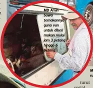  ??  ?? MD Amin bawa ternakanny­a guna van untuk diberi makan mulai jam 3 petang hingga 6 petang. MD Amin mengarahka­n ternakanny­a untuk masuk ke dalam van selepas selesai meragut rumput di kawasan lapang hadapan KKIA di Kota Kinabalu.