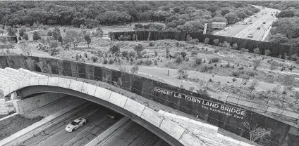  ?? William Luther / Staff ?? The land bridge has kept wildlife safe, connected Hardberger Park and set the pace for the rest of the nation for wildlife crossings.