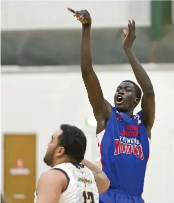  ?? PHOTO: KEVIN FARMER ?? BACKING THEMSELVES: Paul Aleer shoots for Toowoomba Mountainee­rs against Logan in QBL pre-season basketball.