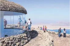  ??  ?? Aussichtsp­unkt Mirador del Río auf Lanzarote: Einzigarti­ge Lavalandsc­haft prägt die Insel.