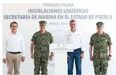  ??  ?? Autoridade­s de la Armada de México, junto con el gobernador José Antonio Gali Fayad (tercero de izq. a der.), al inaugurar los trabajos del complejo.