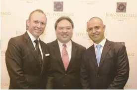  ??  ?? Accor Hotel’s area general manager Philippine­s Adam Laker, chairman Jacinto Ng of Quantuvis Resources Corp. and Shane Edwards, general manager of Joy-Nostalg Hotel and Suites.
lift the product