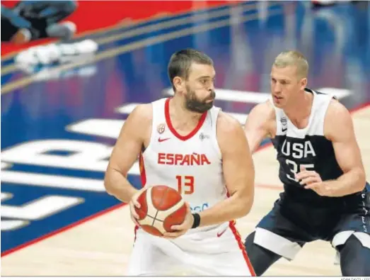  ?? ADAM DAVIS / EFE ?? Marc Gasol, de espaldas a la canasta, busca a algún compañero con la mirada ante la defensa del estadounid­ense Plumlee.