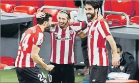  ?? FOTO: EFE ?? Muniain, felicitado por Raúl García y Balenciaga
Sus centros son medio gol