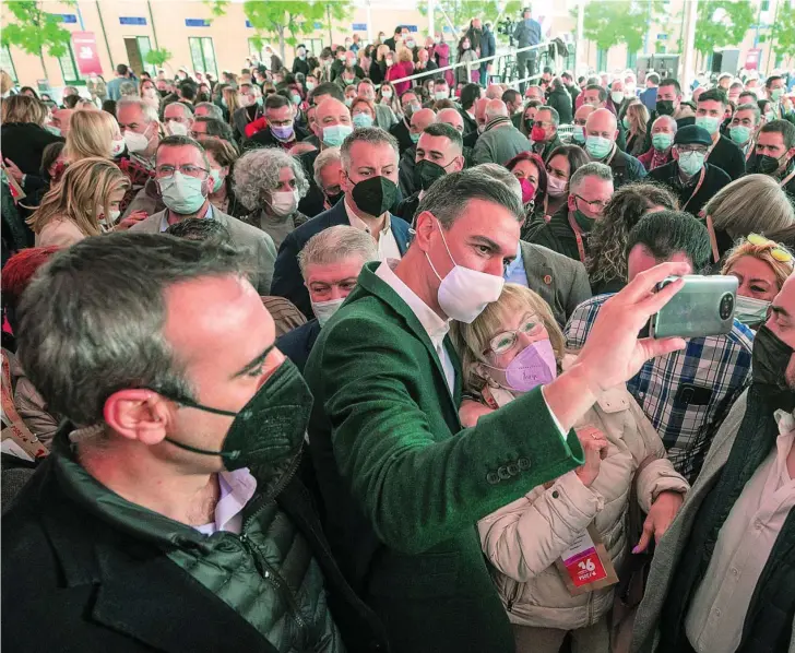  ?? EFE ?? El presidente del Gobierno se hace una foto con una simpatizan­te, ayer, en Murcia