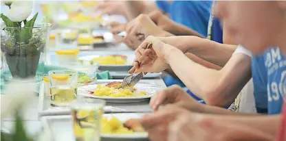  ?? FOTO: KRAUFMANN ?? Auch für Mensaessen in der Schule wünschen sich Eltern, dass es für die Kinder frisch gekocht auf den Tisch kommt.