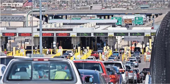  ??  ?? las pocas líneas abiertas agravan la tardanza en los puentes