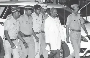  ?? — Gambar Reuters ?? DITAHAN: Mulakkal (dua kanan) dituduh merogol seorang rahib dikawal oleh polis di luar pejabat cawangan jenayah di pinggir bandar Kochi, selatan Kerala di India kelmarin.