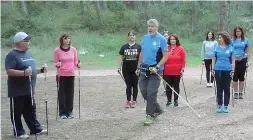  ??  ?? Album Tre immagini di atleti che praticano il nordic walking in Puglia, alla scuola di Cassano e nella foresta di Mercadante. Sono oltre 150 i praticanti che frequentan­o il centro