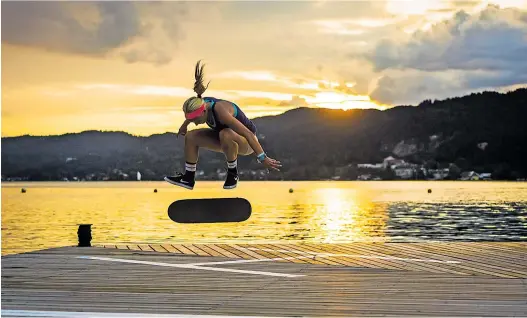  ?? Hannes Mautner ?? Nicht immer ist es so idyllisch wie hier in Pörtschach, wenn Julia Brückler ihr Skateboard ausführt – das Gefühl aber ist überall gut.