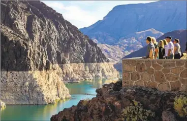  ?? TOURISTS Allen J. Schaben Los Angeles Times ?? visiting Hoover Dam view the “bathtub ring” that is visible at low-water levels at Lake Mead.