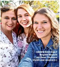  ??  ?? GEBEN SICH HALT Brigitte Reusch mit ihren Töchtern Vivien und Jessica (r.)