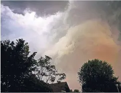  ??  ?? Am frühen Abend zogen über dem Kreis Viersen plötzlich dunkle Wolken auf. Das Unwetter richtete einigen Schaden an.